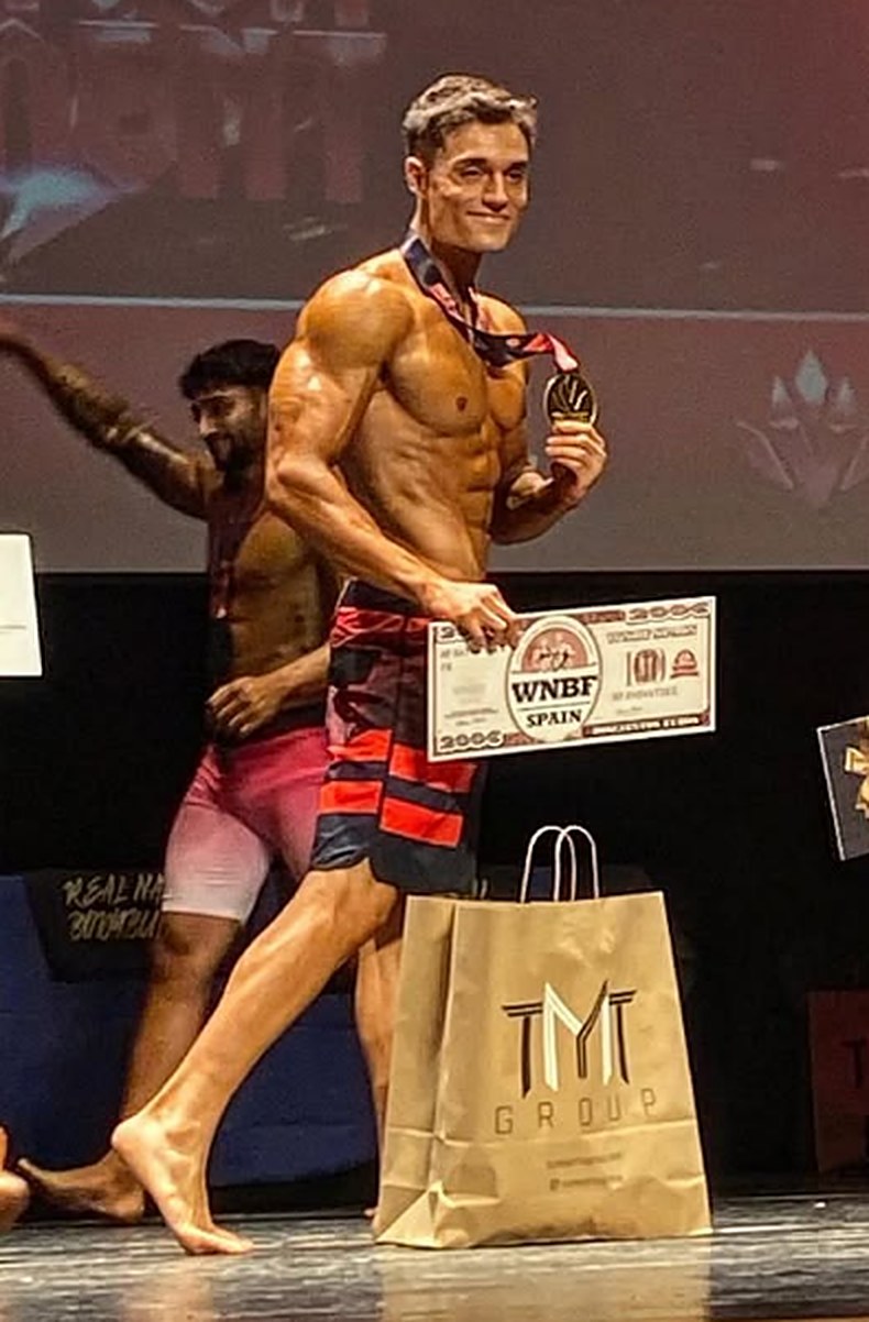 Liberto con la medalla de oro en el escenario